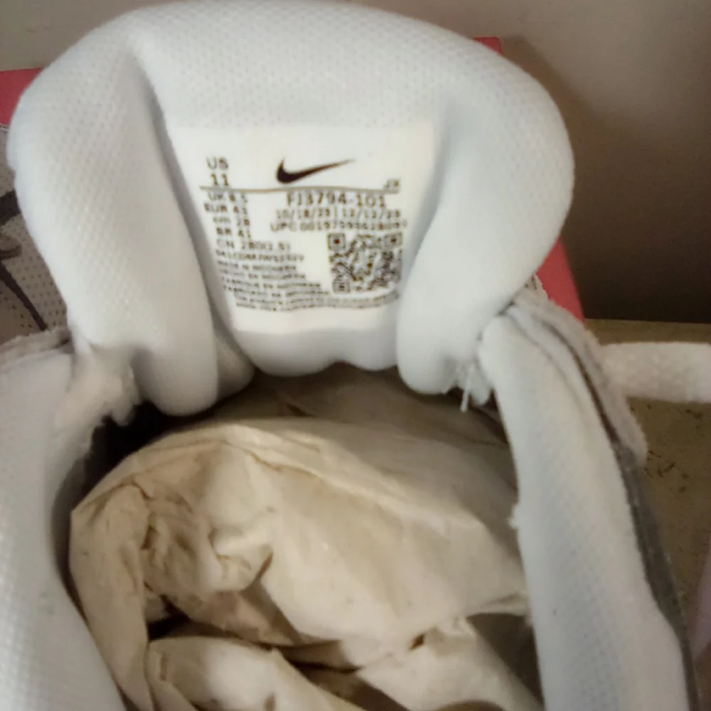 Gray Silver Metallic White Women's Nike Running Shoes - Picture 6 of 15